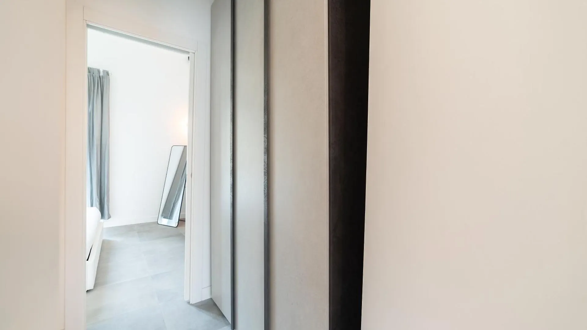 15Min To Duomo, Modern 1 Bedrm Flat Ac, 5G Wifi Apartment Milan 0*,  Italy